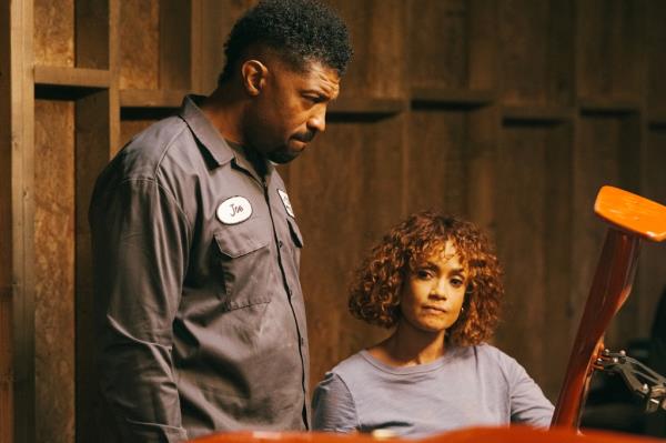 Deon Cole and Tammy Townsend as Joe and Angela Washington. He's wearing his plumber's shirt with 