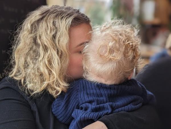 Rose kissing her kid, we can o<em></em>nly see the back of his head - he has blo<em></em>nde curls, like Rose