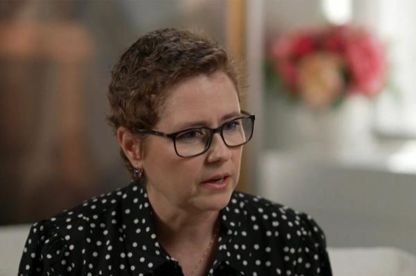 Jenna Fischer wearing glasses and a polka dot shirt, havin<em></em>g revealed her past year breast cancer diagnosis