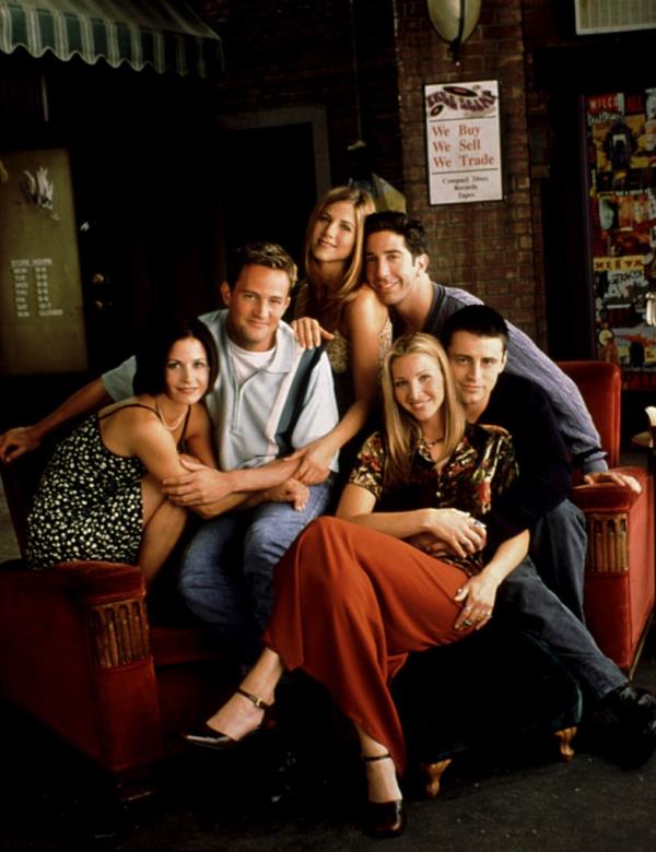 Courteney Cox, Matthew Perry, Jennifer Aniston, David Schwimmer, Lisa Kudrow, Matt LeBlanc smiling. 