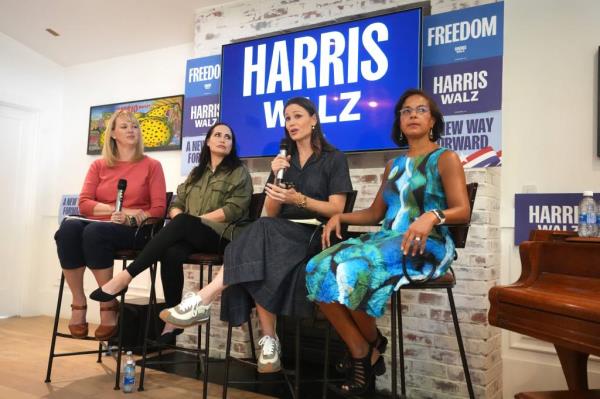 Jennifer Garner, Stephanie Grisham, Susan Rice, and Julie Spilsbury sitting on stools during a fireside chat promoting Kamala Harris