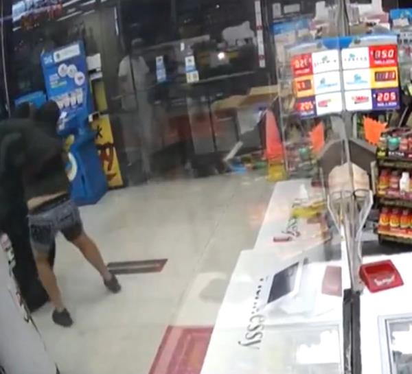 Suraj is seen fighting with the serial shoplifter as he tries to stop him from stealing.