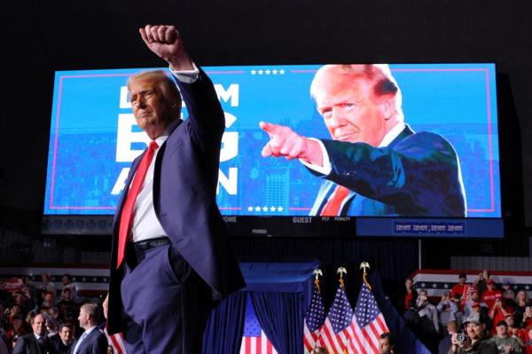 Former U.S. President Do<em></em>nald Trump gesturing to the crowd at his final campaign rally in Grand Rapids, Michigan, November 5, 2024
