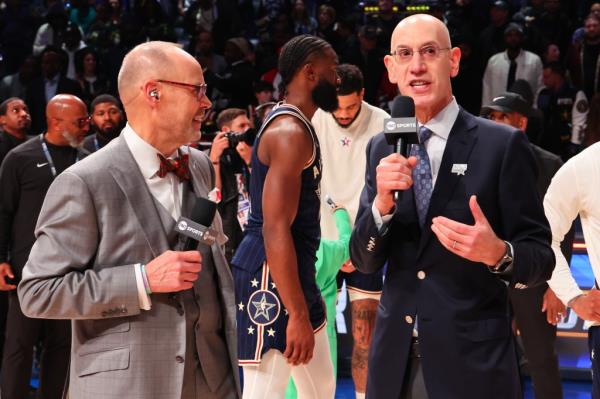 Ernie Johnson would likely stick with TNT even if it loses the NBA rights.
