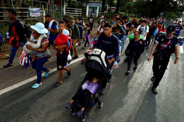 前往美国边境的移民车队增加到7000人