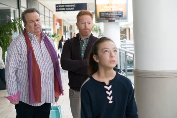 Eric Stonestreet, Jesse Tyler Ferguson, and Aubrey Anderson-Emmons  in 