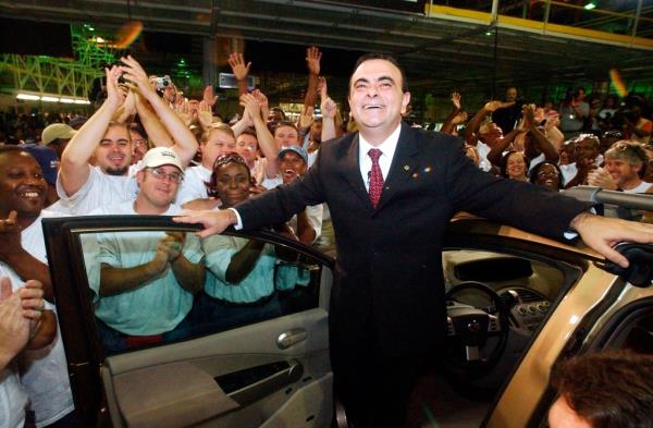 Carlos Ghosn emerges from a car to acclaim