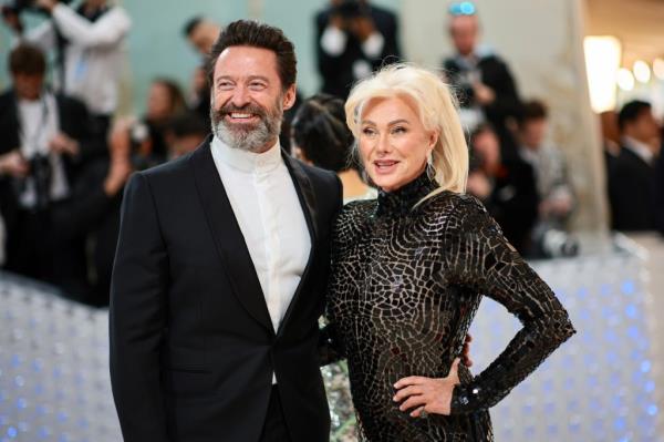 Hugh Jackman and Deborra-lee Furness  smiling on a red carpet