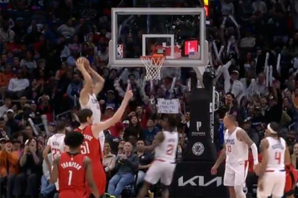 Marjanovi? missed free throws and the crowd went wild as they would receive chicken sandwiches.