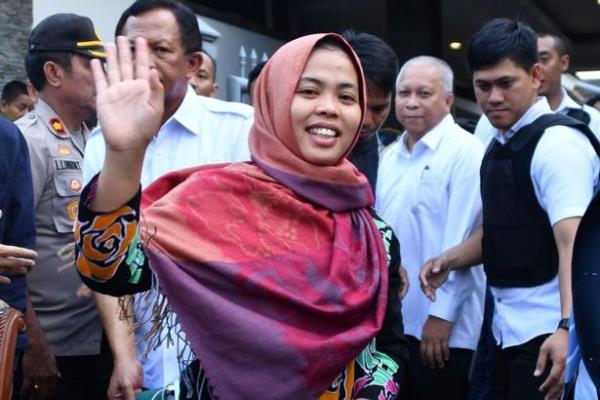 TOPSHOT - Indo<em></em>nesian Siti Aisyah waves after a press co<em></em>nference in Jakarta on March 11, 2019. - Shock and delight rippled through the Indo<em></em>nesian town of Sindangsari on March 11 as residents got word that a local woman accused of assassinating the North Korean leader's half-brother had been freed. (Photo by ADEK BERRY / AFP) (Photo credit should read ADEK BERRY/AFP via Getty Images)