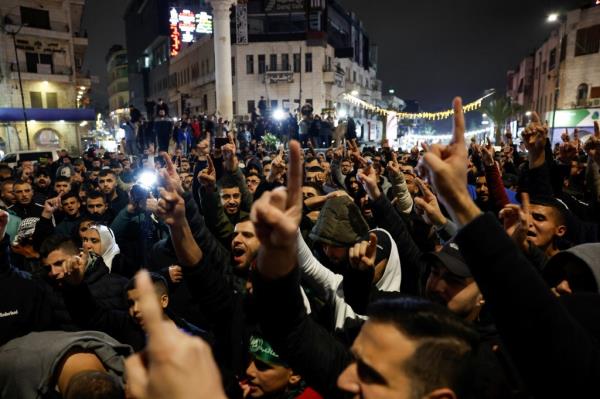 Palestinians take part in a protest in the aftermath of the killing of senior Hamas official, Saleh al-Arouri, in Ramallah.</p>

<p>　　