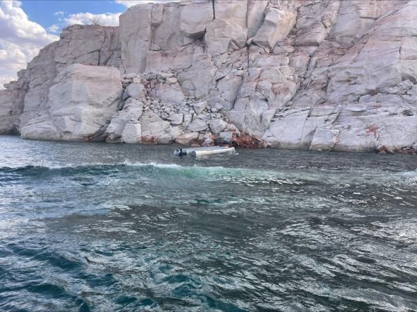 3 dead, 2 critically injured after 25-foot po<em></em>ntoon boat capsizes on Lake Powell in northern Arizona