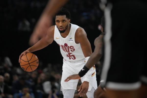 Cavaliers' Do<em></em>novan Mitchell drives the ball during the NBA basketball game between Brooklyn Nets and Cleveland Cavaliers