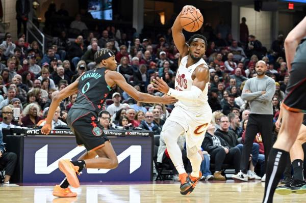 Cavaliers' Do<em></em>novan Mitchell, second from left, drives against Washington Wizards' Bilal Coulibaly
