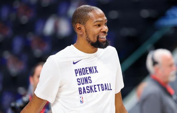 Phoenix Suns forward Kevin Durant (35) warms up before the game against the Dallas Mavericks