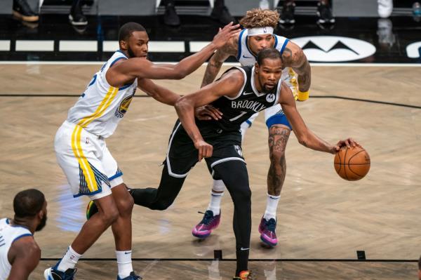 Nets forward Kevin Durant (7) drives to the basket in the first quarter