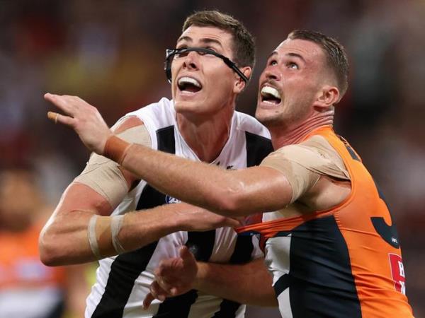 Mason Cox and Kieren Briggs of the Giants co<em></em>ntest the ball.