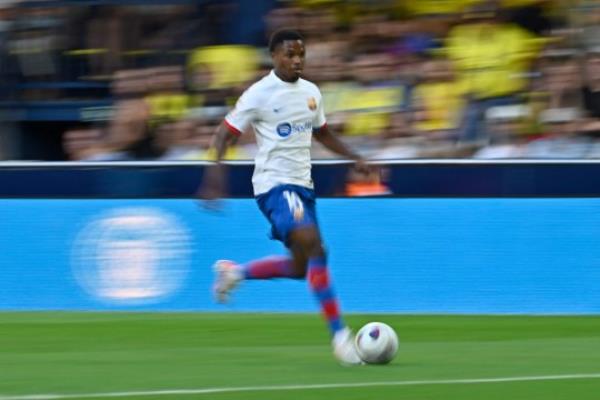 Barcelona's Spanish forward #10 Ansu Fati controls the ball during the Spanish Liga football match between Villarreal CF and FC Barcelona