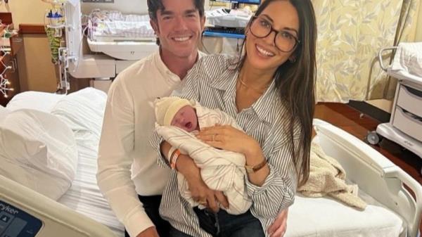 奥利维亚·穆恩分享了新生女儿经历“史上最慢摔倒”的视频