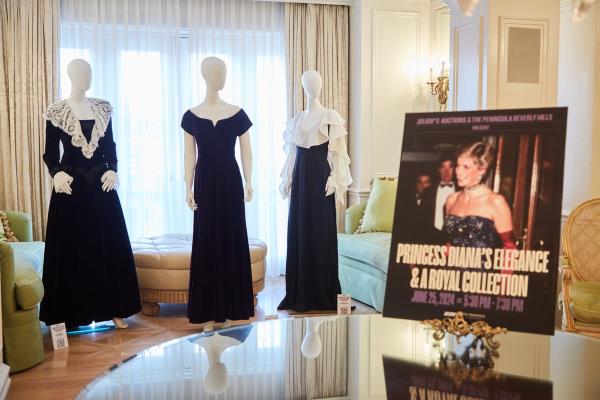戴安娜王妃和其他王室成员的物品在拍卖会上拍出了400万英镑的高价