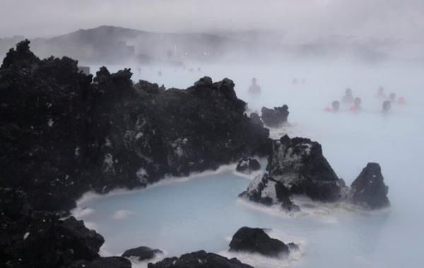 由于担心火山可能爆发，冰岛疏散了城镇，提高了航空警戒