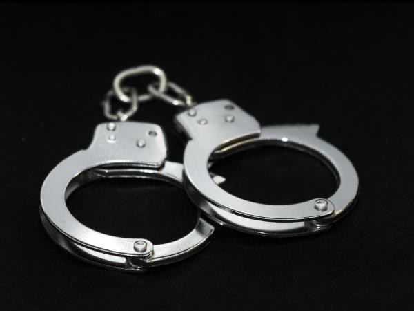 在巴拿马城海滩因毒品抢劫而被通缉的富尔顿代尔男子投降