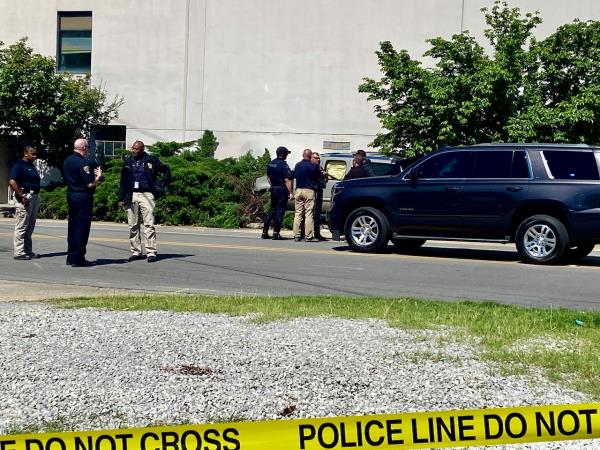 一名男子在警方追捕中开枪自杀，并撞进了UAB大楼，他已经死亡