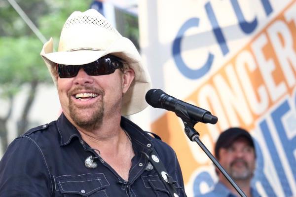 Toby Keith去世：Carrie Underwood, Jason Aldean, Luke Combs回应：“这是乡村音乐悲伤的一天”
