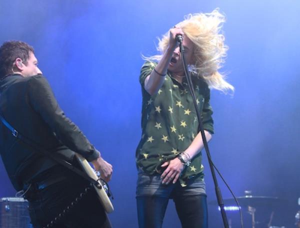 Alison Mosshart and Jamie Hince