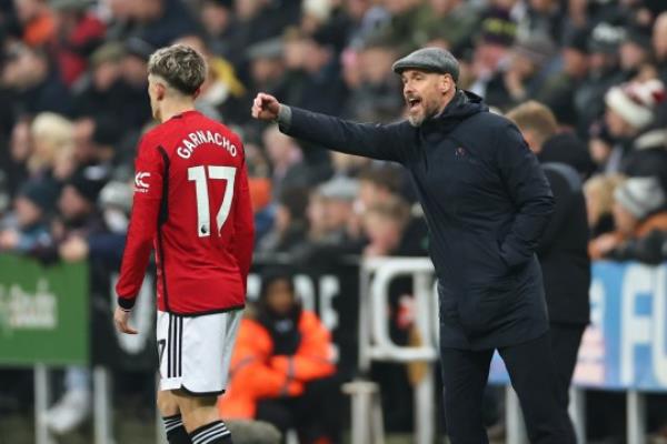 Erik ten Hag manager of Manchester United instructs Alejandro Garnacho on the pitch 