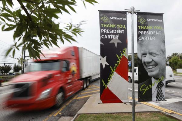 住进临终关怀医院三个月的吉米·卡特(Jimmy Carter)，享受着冰淇淋，意识到了人们的敬意
