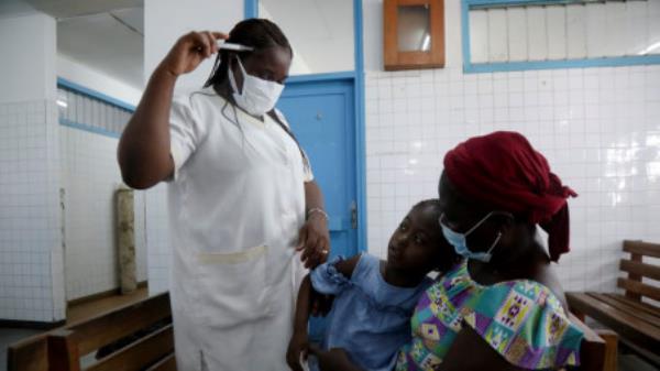 A nurse prepares to take the temperature of a child with malaria at Marcory General Hospital in Abidjan, Ivory Coast October 7, 2021. REUTERS/Luc Gnago/ File photo</p>

<p>　　